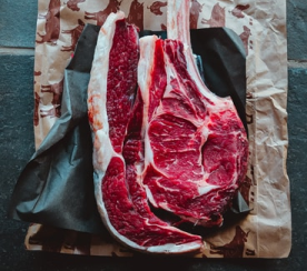 Cortes de carne na mesa